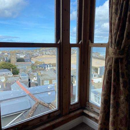 Huer'S Watch A Beautifully Presented Private Apartment With Far Reaching Views Over St Ives Harbour And Bay And Free Onsite Parking For Larger Groups Book Along With Our Connecting Two Sister Apartments Eksteriør bilde
