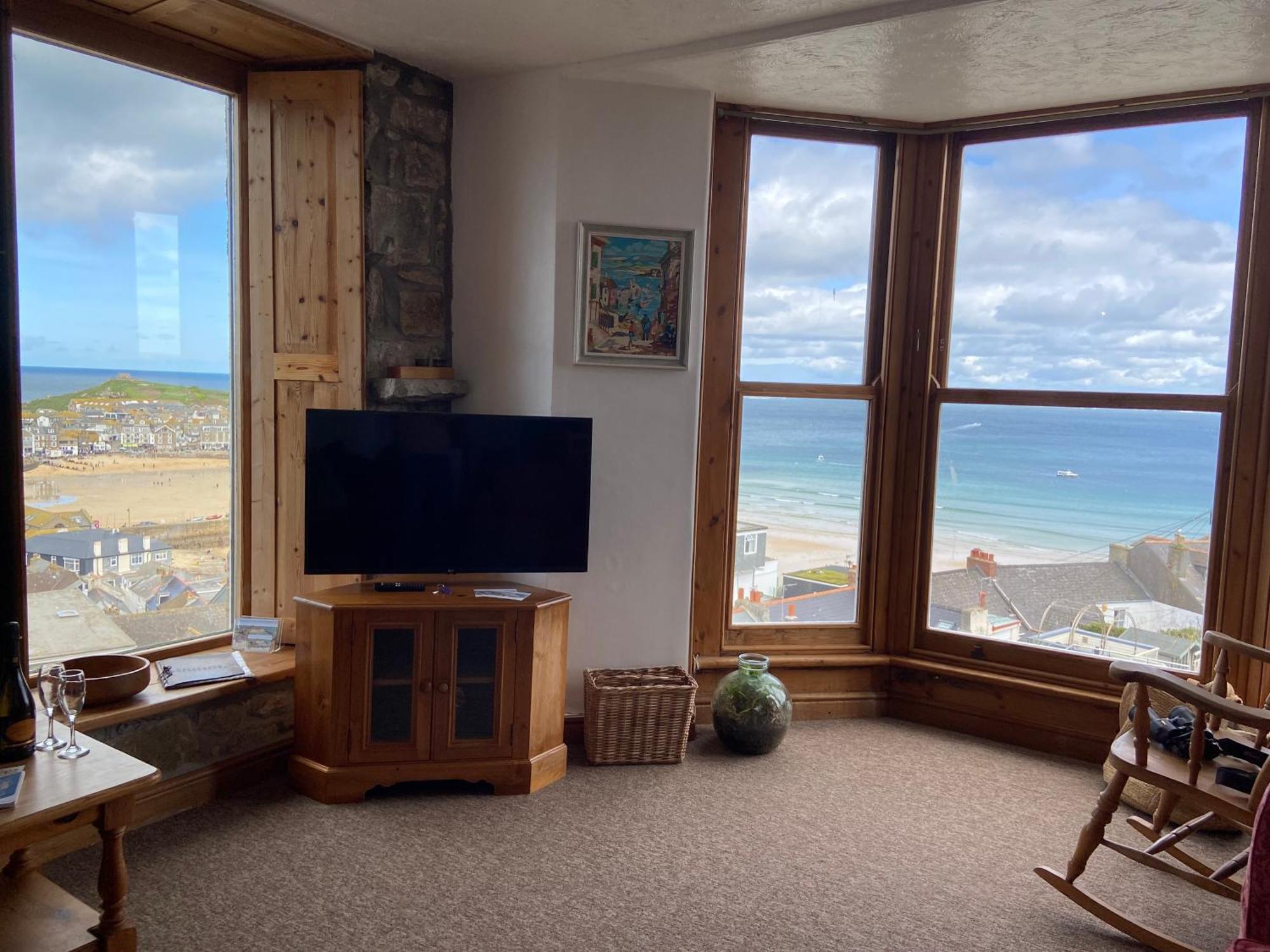 Huer'S Watch A Beautifully Presented Private Apartment With Far Reaching Views Over St Ives Harbour And Bay And Free Onsite Parking For Larger Groups Book Along With Our Connecting Two Sister Apartments Eksteriør bilde