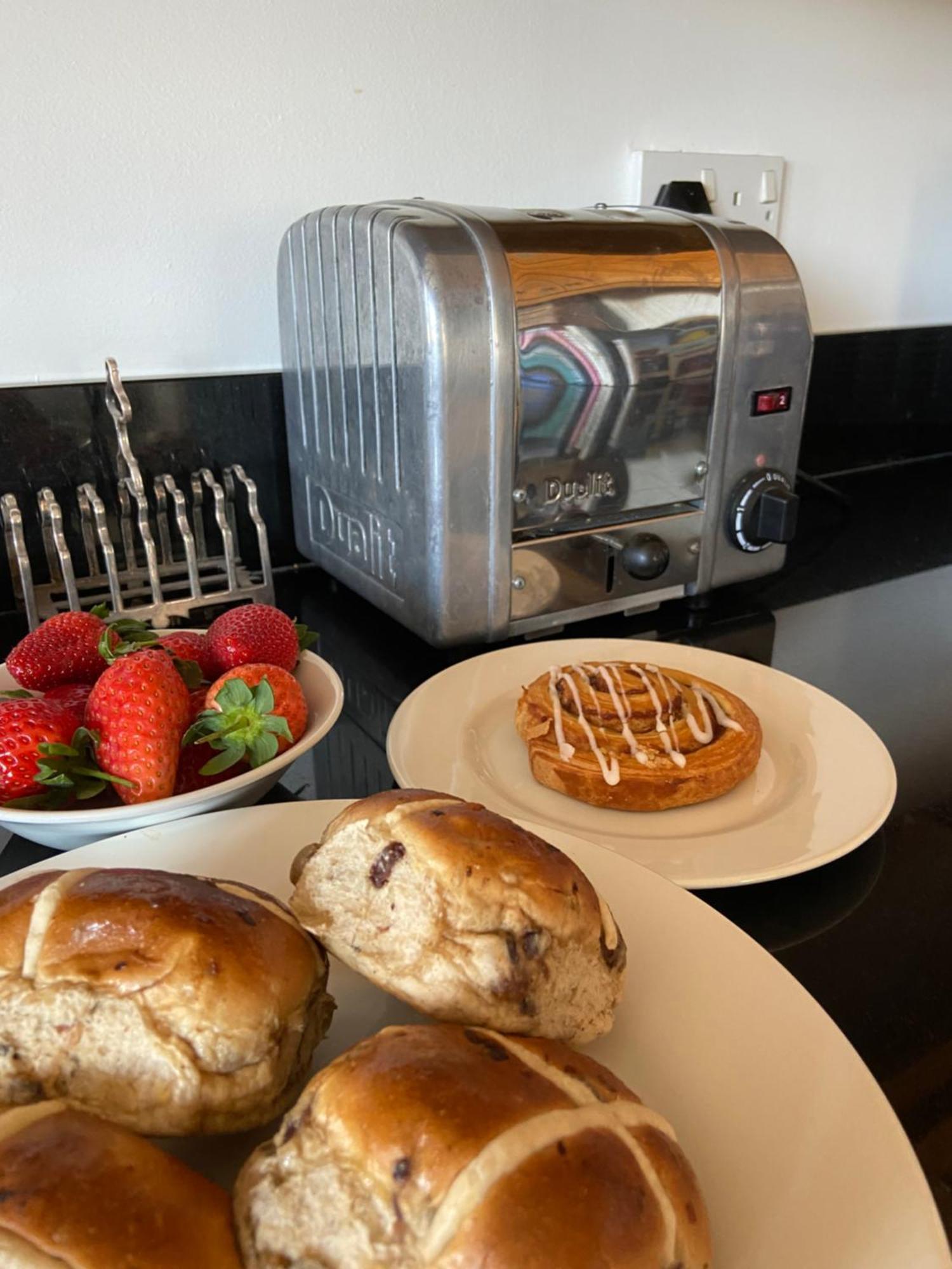 Huer'S Watch A Beautifully Presented Private Apartment With Far Reaching Views Over St Ives Harbour And Bay And Free Onsite Parking For Larger Groups Book Along With Our Connecting Two Sister Apartments Eksteriør bilde